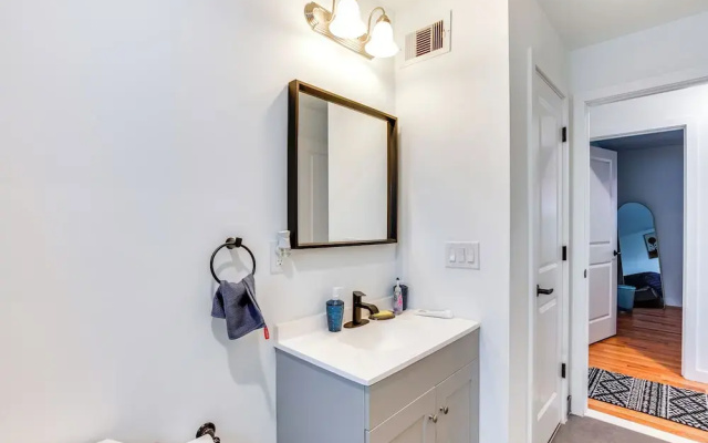 photo 4 of Modern Elizabeth Apartment ~ 1 Mi to Train Station