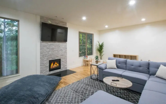 photo 4 of Modern Escape by Avanstay Views, 10min to Town