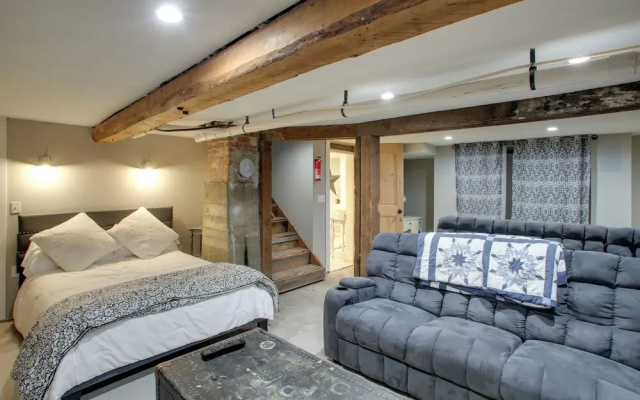 photo 4 of Modern Farmhouse w/ Movie Room - 6 Mi to Lake!