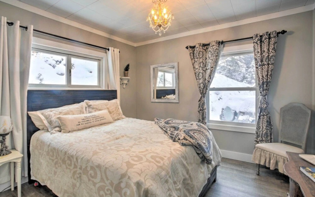photo 5 of Modern Farmhouse w/ Movie Room - 6 Mi to Lake!