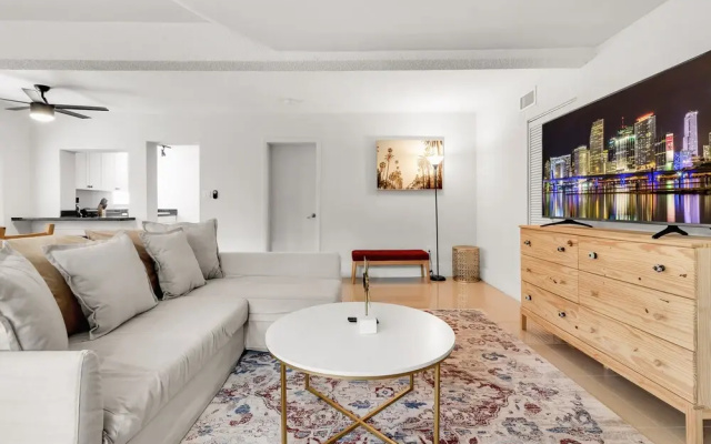 photo 3 of Modern & Fashionable Apartment w/Pool and Garden