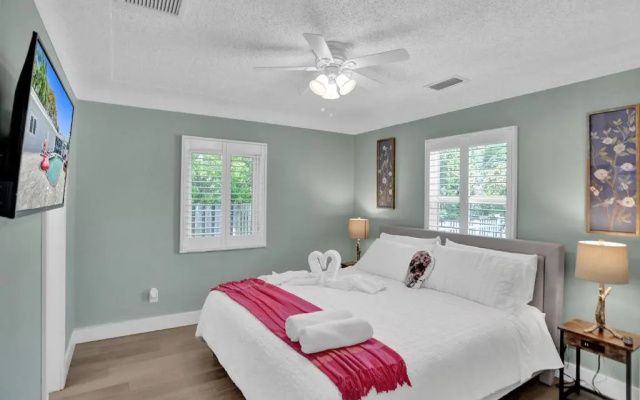 photo 4 of Modern & Fun 3BD Villa by the Beach, Pool & BBQ