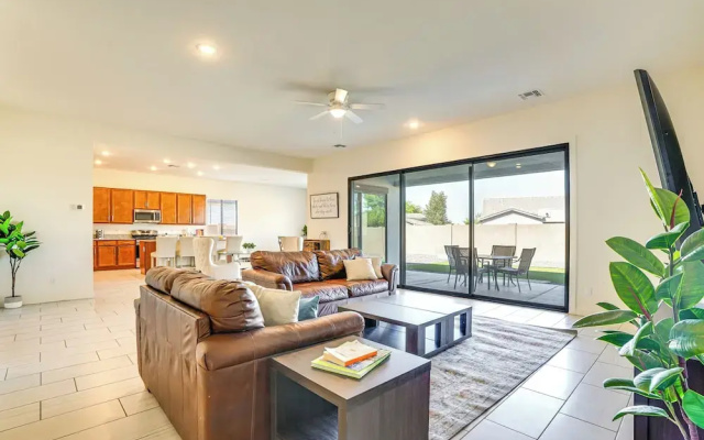 photo 3 of Modern Glendale Getaway ~ 3 Mi To Stadium!