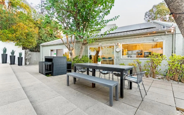 photo 2 of Modern Hollywood Hills Home-Pool,Sauna,5*location