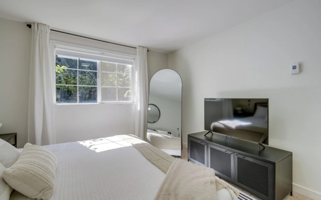 photo 4 of Modern Home: 3 Miles to Woodinville Wine Country!