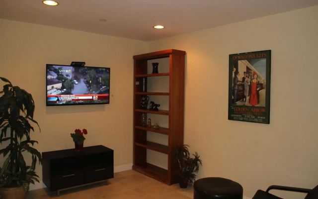 photo 4 of Modern Home in Burbank