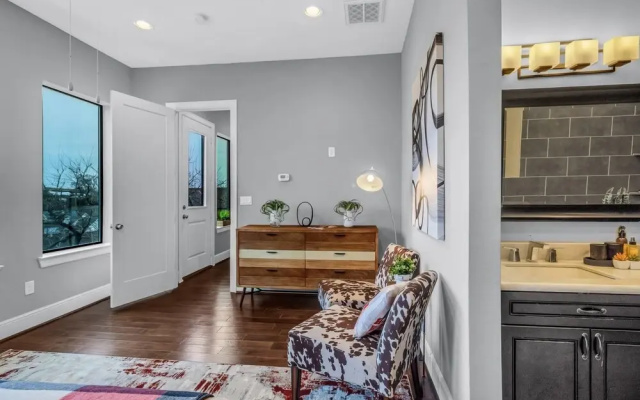 photo 3 of Modern, Houston Inspired House W/ Best Views Of Downtown! - Less Than 1 Mile To Eado/midtown Bars 3 Bedroom Home by Redawning