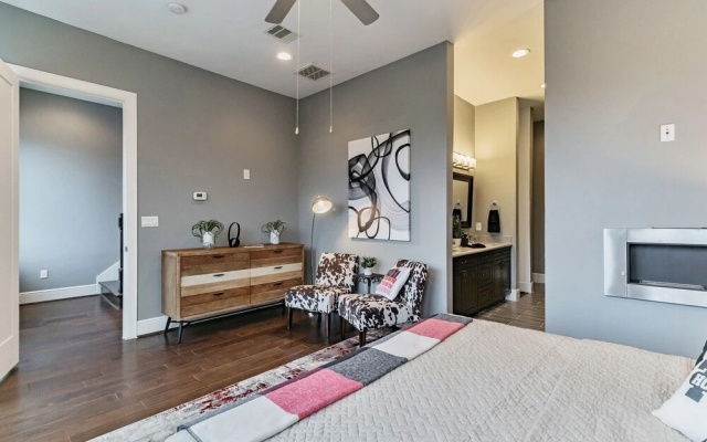 photo 4 of Modern, Houston Inspired House W/ Best Views Of Downtown! - Less Than 1 Mile To Eado/midtown Bars 3 Bedroom Home by Redawning