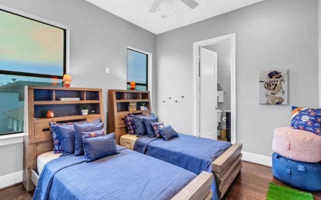 photo 5 of Modern, Houston Inspired House W/ Best Views Of Downtown! - Less Than 1 Mile To Eado/midtown Bars 3 Bedroom Home by Redawning