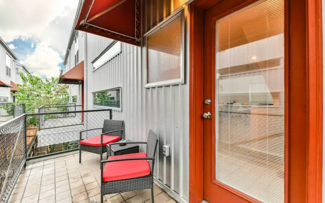 photo 2 of Modern Houston Townhome: 5 Miles to Downtown!