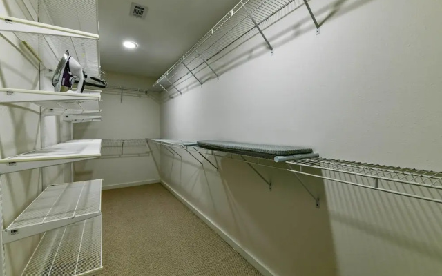 photo 3 of Modern Houston Townhome: 5 Miles to Downtown!