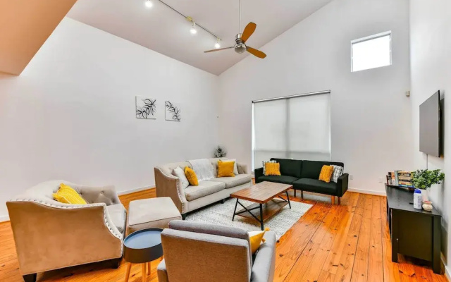 photo 4 of Modern Houston Townhome: 5 Miles to Downtown!