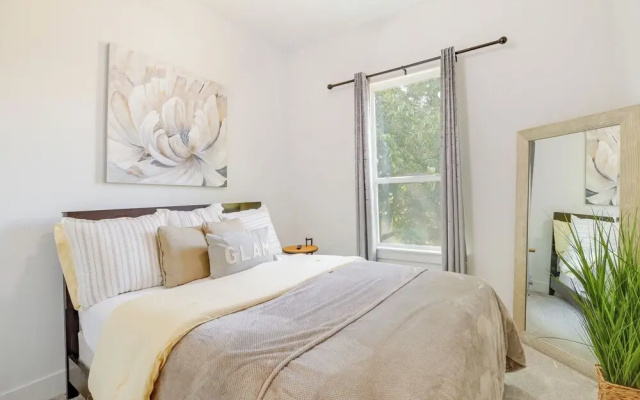 photo 3 of Modern Houston Home w/ Yard, 3 Mi to Toyota Center