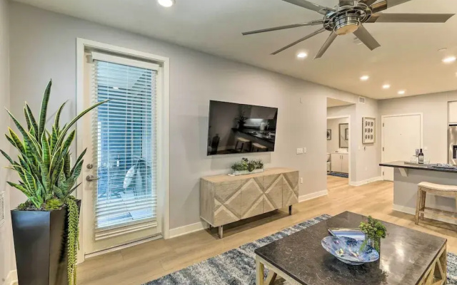 photo 4 of Modern Irvine Condo w/ Pool - 7 Mi to Beach!