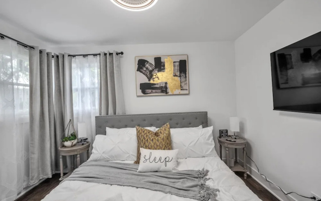 photo 4 of Modern Luxury Amenities Near Woodfield Mall 2 Bedroom Home by RedAwning