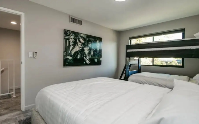 photo 5 of Unbeatable Old Town Location! Modern and Classy!