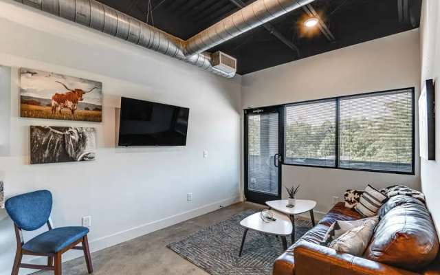 photo 2 of Modern Nashville Condo: 5 Mi to Downtown!