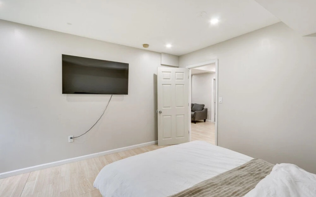 photo 2 of Modern Newark Vacation Rental ~ 3 Mi to Airport!