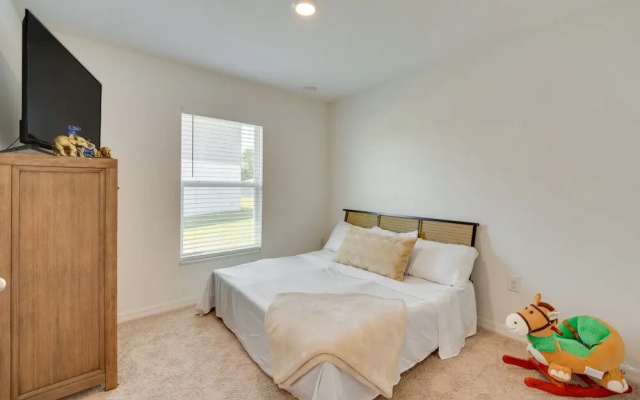 photo 5 of Modern Poinciana Retreat: 27 Mi to Disney World!