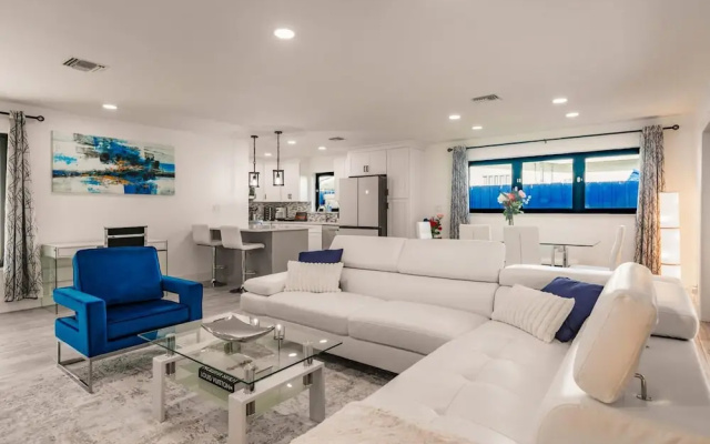 photo 2 of Modern Spacious Home With Pool Jacuzzi
