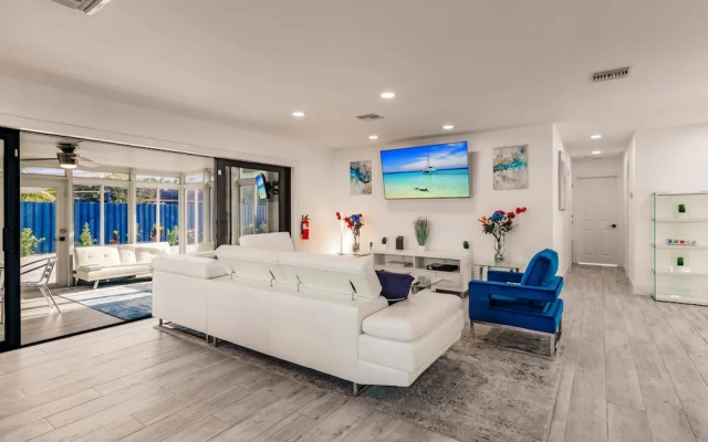 photo 3 of Modern Spacious Home With Pool Jacuzzi