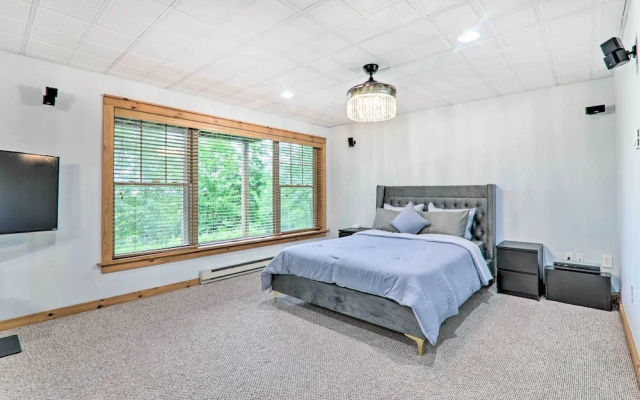 photo 4 of Modern Camelback Mountain Home: 1/2 Mi to Skiing!