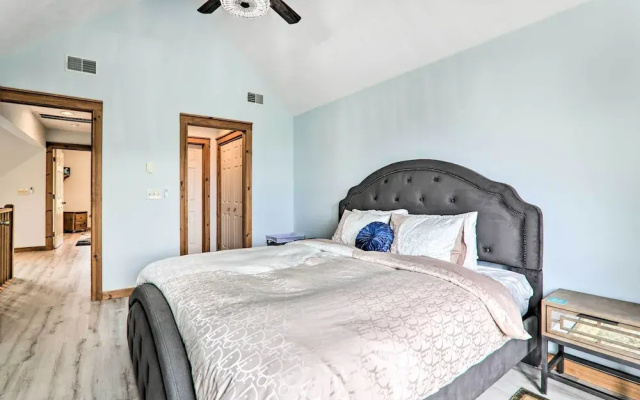 photo 5 of Modern Camelback Mountain Home: 1/2 Mi to Skiing!