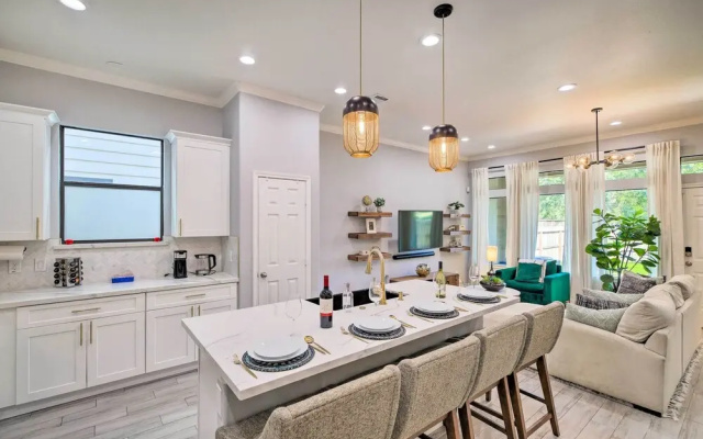 photo 3 of Modern Houston Townhome - 3 Mi to Downtown!