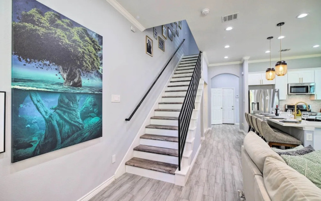 photo 4 of Modern Houston Townhome - 3 Mi to Downtown!