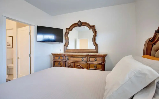 photo 4 of Modern Townhome ~ 3 Mi to Dtwn Grand Junction