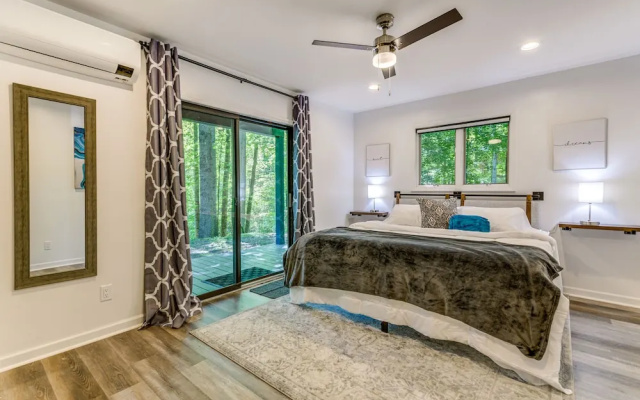 photo 4 of Modern Waynesville Cabin ~ 9 Mi to Lake Junaluska!