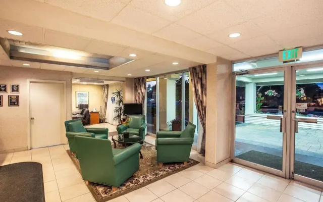 photo 2 of Monterey Bay Travelodge