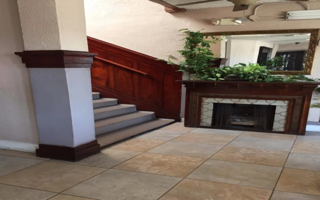 photo 2 of Monterey Inn Hotel