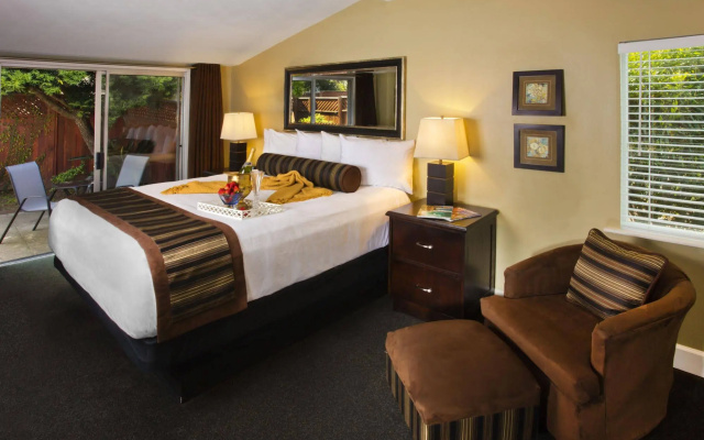 photo 2 of Monterey Peninsula Inn
