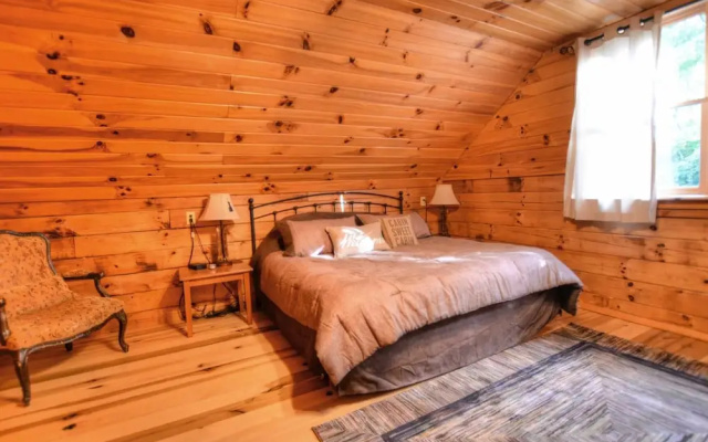 photo 2 of Moonshiner's Hideaway 2 Bedrooms 2 Bathrooms Cabin