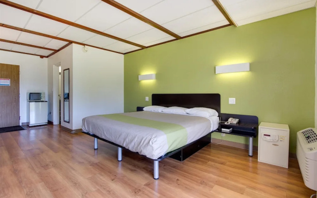 photo 3 of Motel 6 - Geneva
