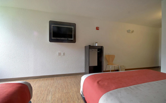 photo 3 of Signature Inn Miami