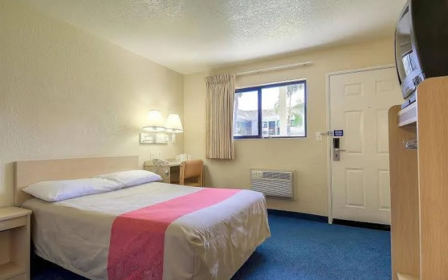 photo 2 of Motel 6 Anaheim Stadium Orange