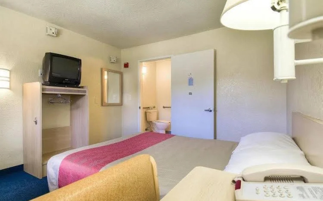 photo 3 of Motel 6 Anaheim Stadium Orange