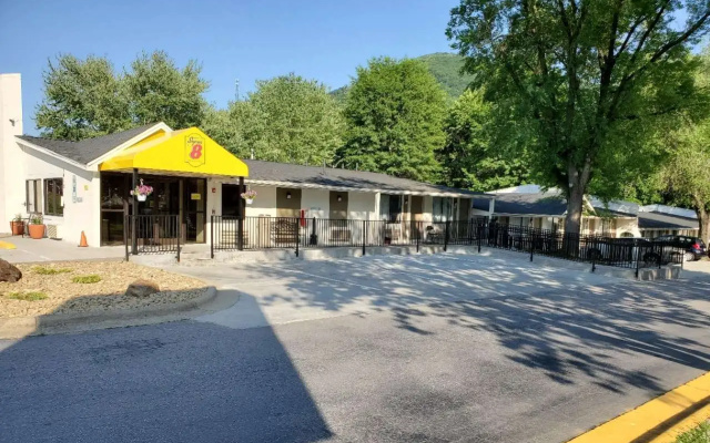 photo 4 of Super 8 by Wyndham Asheville/Biltmore