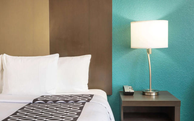 photo 4 of La Quinta Inn & Suites by Wyndham Atlanta Airport North