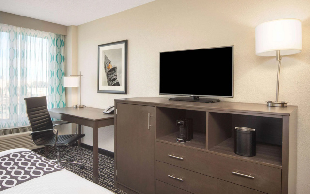 photo 5 of La Quinta Inn & Suites by Wyndham Atlanta Airport North