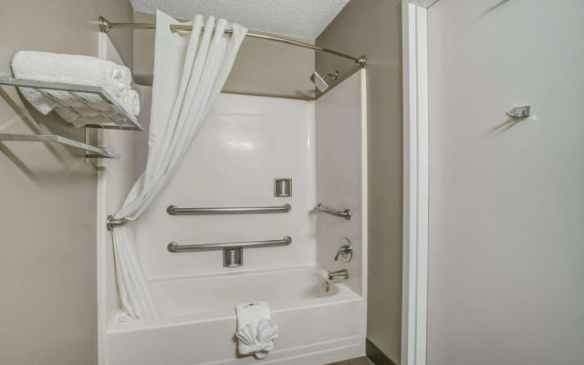 photo 3 of Motel 6 Port Allen, LA - Baton Rouge