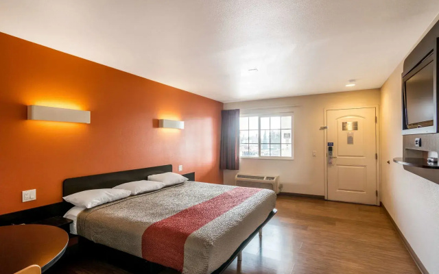 photo 5 of Motel 6 Los Angeles - Bell Gardens