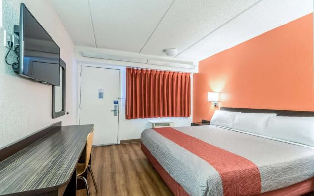 photo 4 of Motel 6 Birmingham, AL