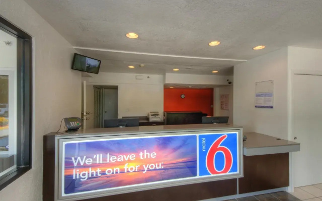 photo 2 of Motel 6 Bradenton, FL