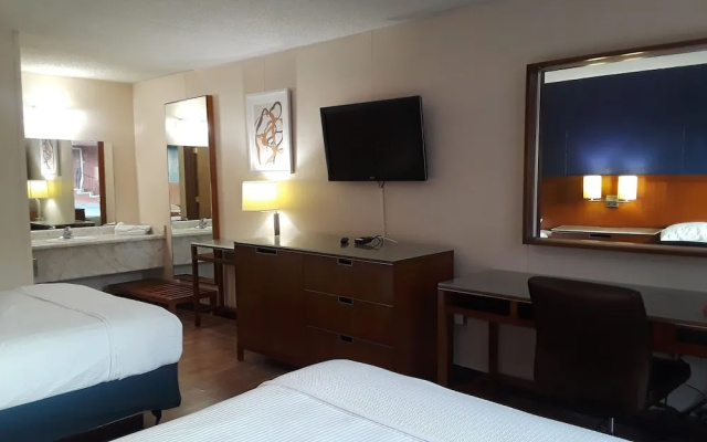 photo 2 of Branson Royal Inn & Suites