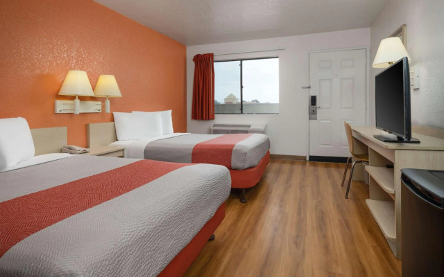 photo 3 of Motel 6 Buena Park, CA - Knotts Berry Farm - Disneyland