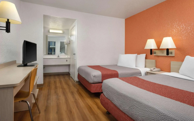 photo 4 of Motel 6 Buena Park, CA - Knotts Berry Farm - Disneyland