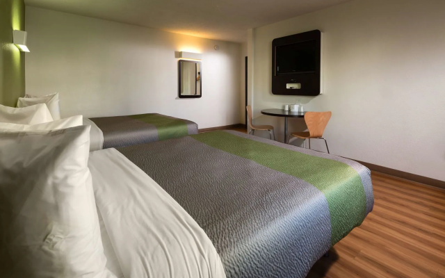 photo 2 of Motel 6 Canoga Park, CA
